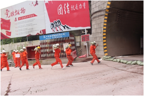 002搬运防洪沙袋.png