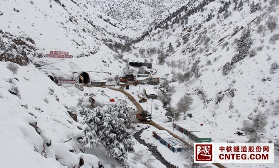 550 乌兹别克斯坦安革连至琶布铁路隧道进口施工全景.jpg