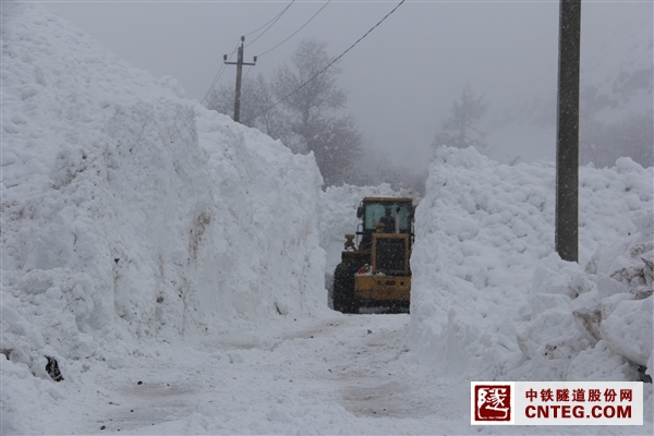 雪崩现场2.JPG