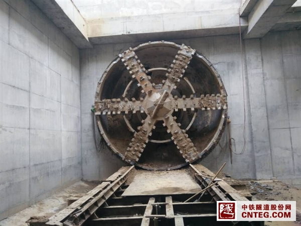 郑州地铁二号线一期梧桐街站至化工路站右线盾构工区间贯通.jpg