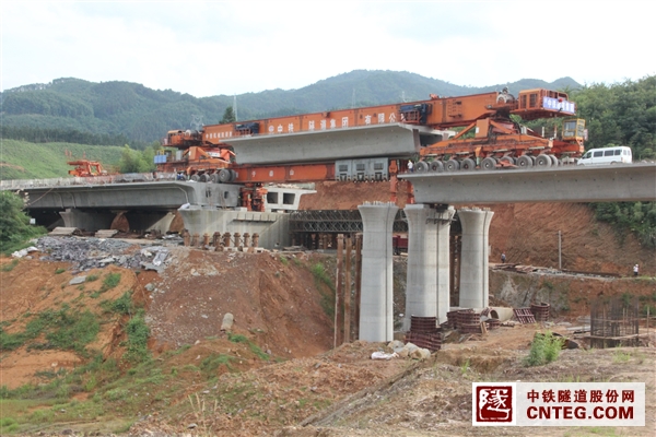 正在架设建瓯西站特大桥.JPG