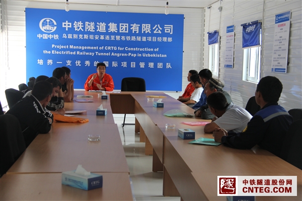 邀请业主安保队长对乌国雇员进行安全教育培训.JPG