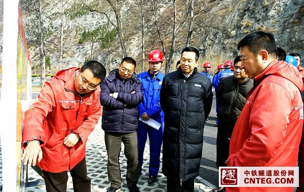 图为郑勇总经理(中)在现场听取工程进展情况汇报.jpg