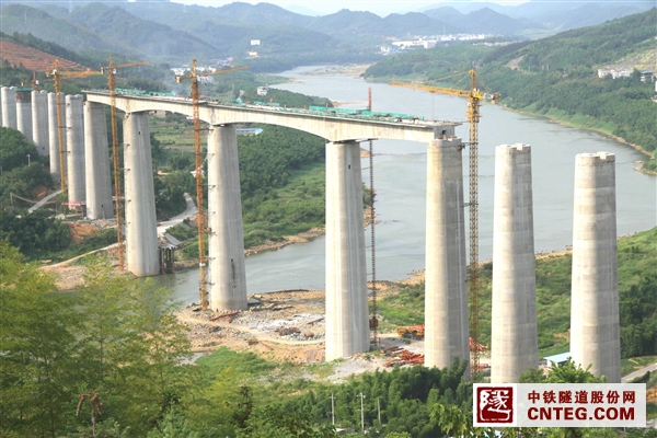 图为：合拢后的建溪特大桥双百米大跨连续梁2.JPG
