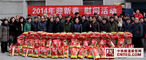向离退休职工内退待岗职工发送慰问品.jpg