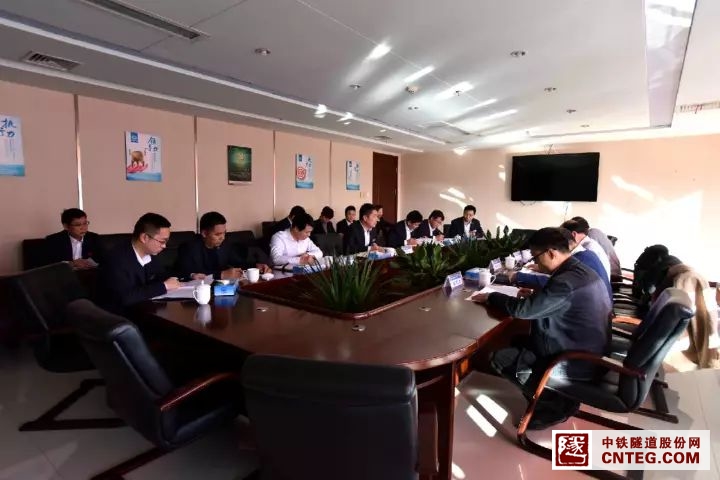 640DUBN8S75.jpg