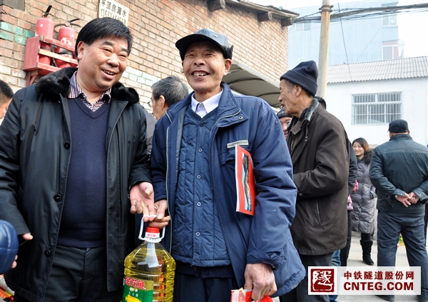 何主席与退休职工合影.JPG