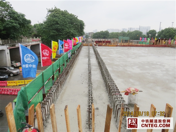 已经完成顶板第一次浇筑的人民路框架桥 桥身左侧距离京广铁路运营线铁路桥直线距离不足5米.JPG