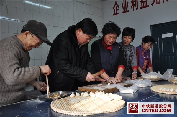 和离退休职工包饺子.JPG
