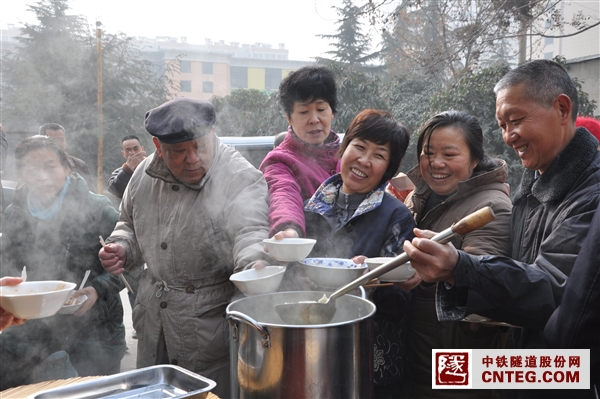 共享吃饺子的快乐.JPG