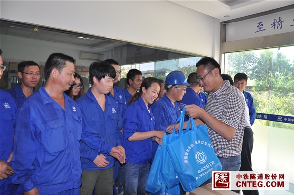 杭州市总工会到杭州环城北路开展送清凉活动.JPG