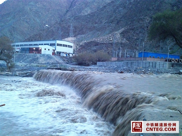 汹涌的洪水.JPG
