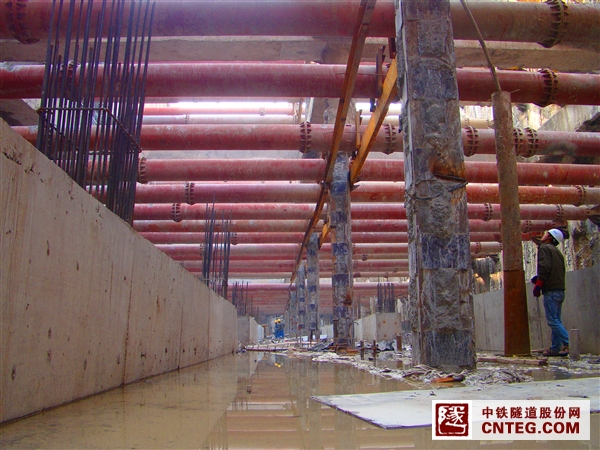 石湖路站钢支撑架设及底板全部封底.JPG