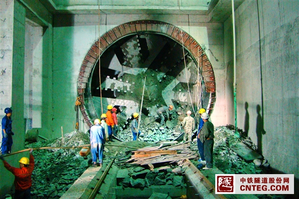 9月26日，4号线08标宝～石区间右线贯通-3.JPG