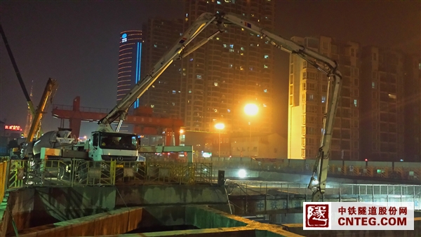 夜间加班加点底板浇注作业.jpg