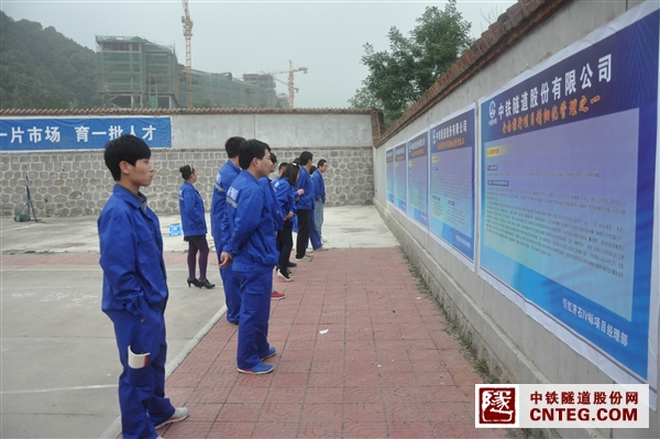 员工在展板前驻足学习工程项目精细化管理.JPG