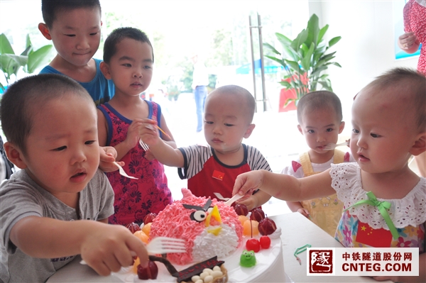 “六一”儿童节，吃蛋糕啦.JPG