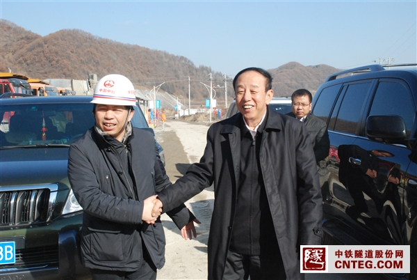 赵化明副省长与项目经理李荣志亲切握手.JPG
