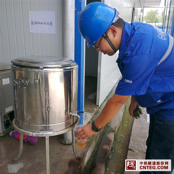 图为项目部为现场员工准备的防暑降温茶,员工们每天都饮用。.jpg