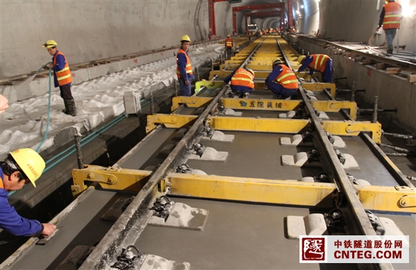 最后一组无砟轨道道床板施工完毕.jpg