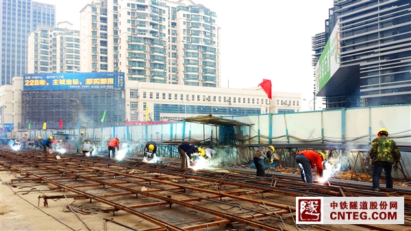 图为钢筋班正在加工最后一幅高达57米的地墙钢筋笼.jpg