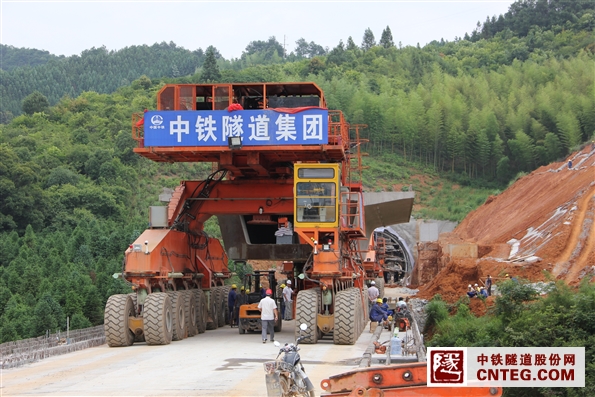 架桥机到达屏山隧道口开始下坑一号大桥末孔架梁.JPG