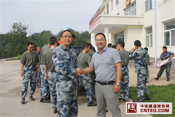 经理孟国基与空军二炮部队指导员亲切握手.JPG