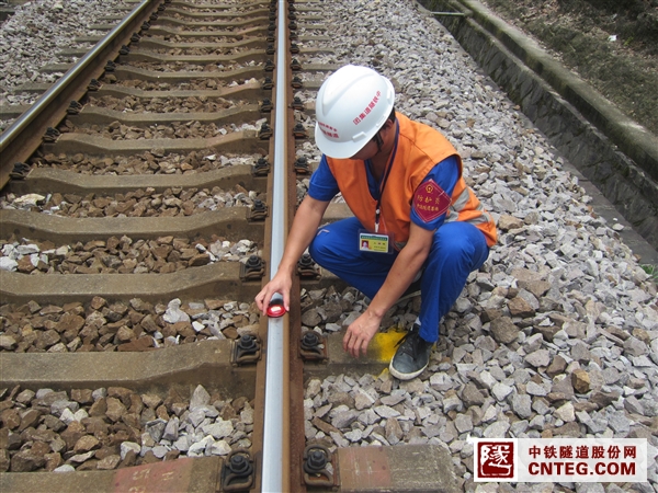 1号端头防护员李亮可设置响墩.JPG