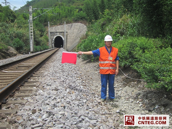 2号端头防护员庞斌设置停车手信号.JPG