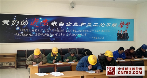 项目部对现场随机抽查的作业人员进行集中安全理论知识复核考试。.jpg