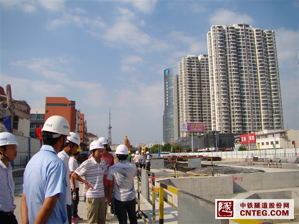 专家在石湖路现场检查验收.JPG