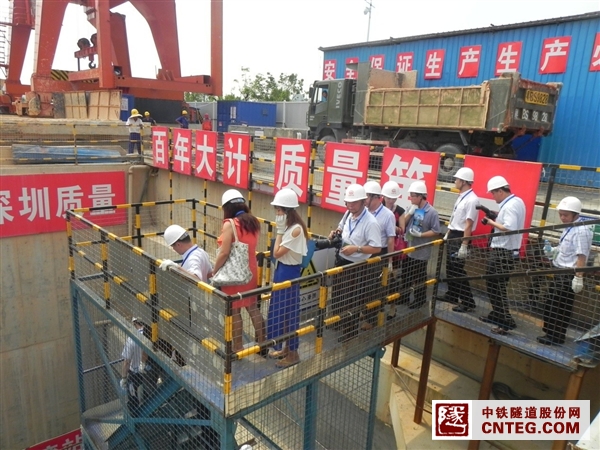观摩团进入施工现场.jpg