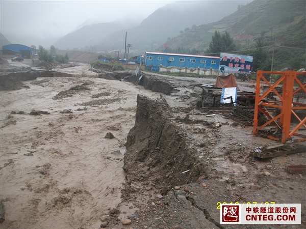油房沟大桥场地冲毁.JPG