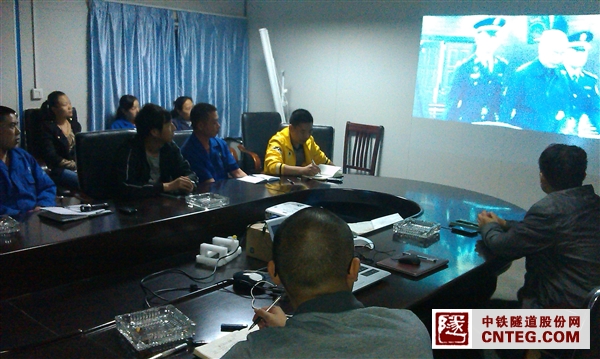 京福无砟轨道工区组织收看《失德之害》 (2).jpg
