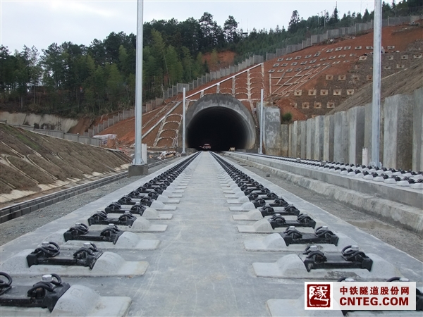 路基支承层后施作成形的无砟轨道道床板.JPG