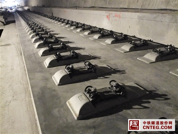 隧道道床板施作效果.JPG