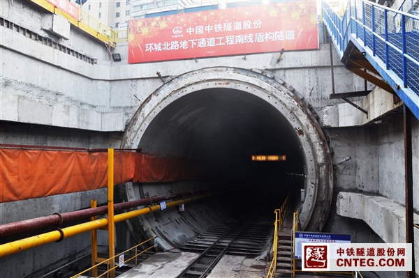 28-盾构成洞.jpg