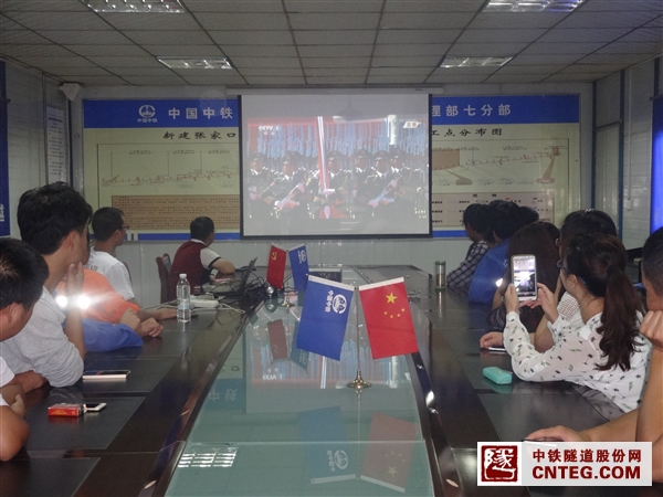 观看阅兵 (1).JPG