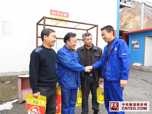 兰渝二工区慰问职工.JPG