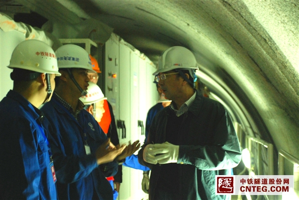 史会云厅长（右）在TBM上了解设备使用情况.JPG