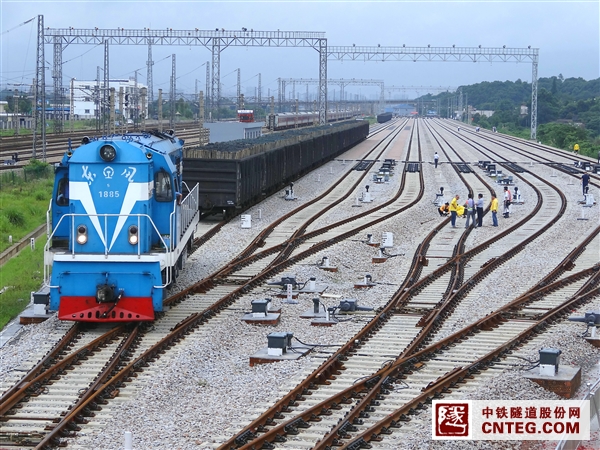 列车缓缓行驶在捞刀河调车场.JPG