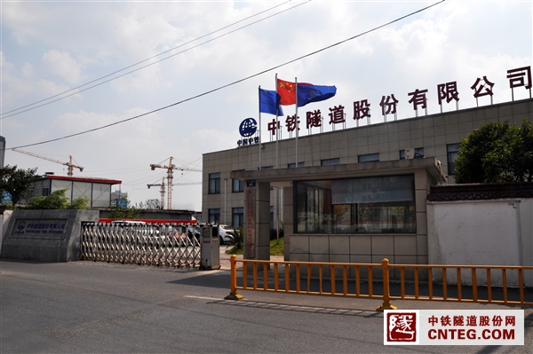 70-办公区大门.jpg