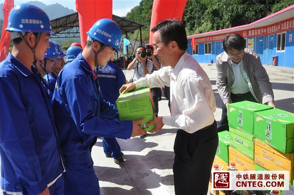 梁晓明主任为员工发送慰问品.JPG