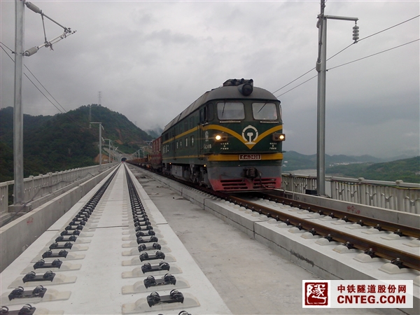 轨道运输铺架车顺利通过铺好轨道的南平建溪特大桥.jpg