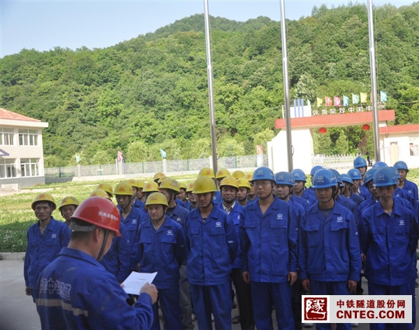 引红济石开展“佩戴安全帽”纠偏活动.jpg