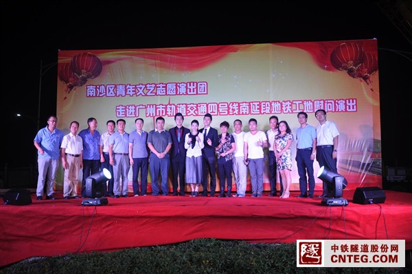 领导和部分演员合影.JPG