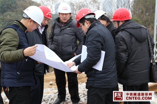 湖南长株潭城际铁路公司总经理石道华（左二）在捞刀河车站现场办公确定施工方案.JPG