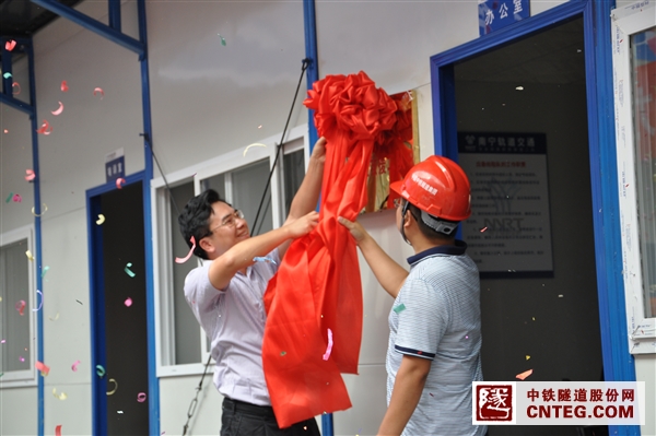 左为南宁轨道公司副董事长梁展凡，右为中铁隧道股份安质部长张惠军.JPG