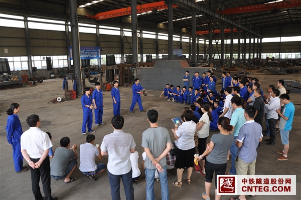 安全月活动－安全知识小品表演全景－热情的观众.JPG