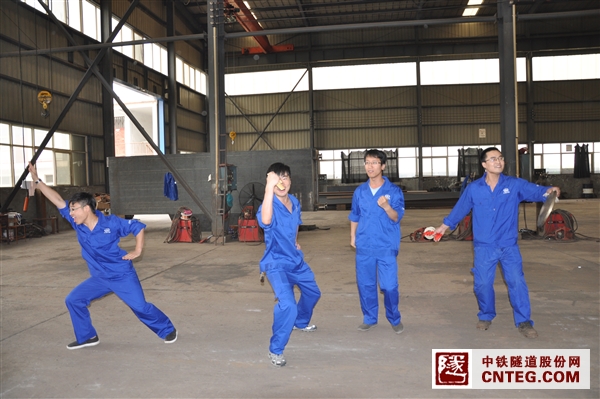 安全月活动－团员青年卖力表演安全知识小品.JPG